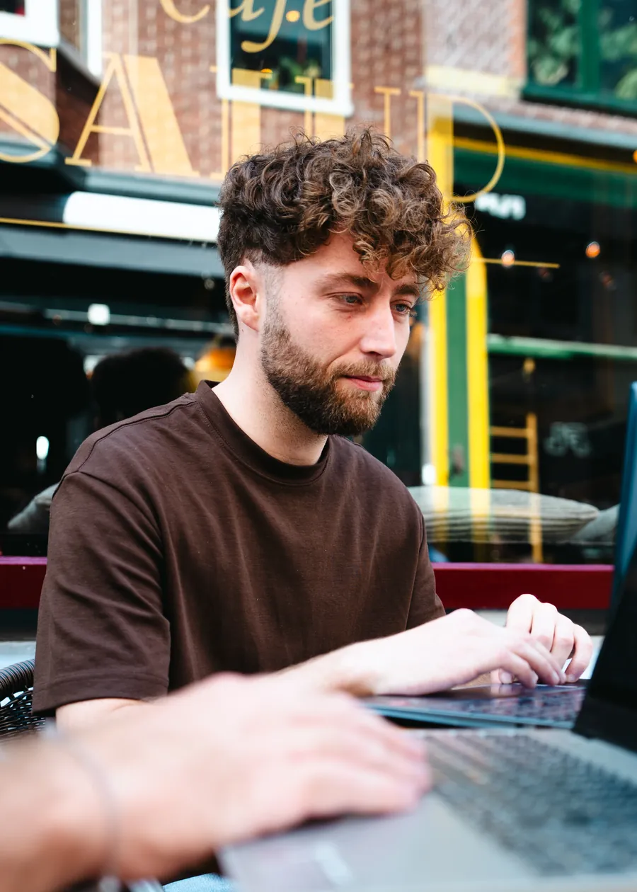 Stijn from Boost Your Language teaching Dutch at a cafe